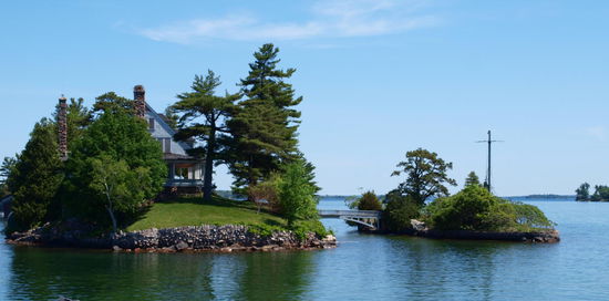 Hier ist die kürzeste Brückenverbindung zwischen Kanada und den USA. Mitten im Strom. Zwei kleine Inseln. Das haben wir jedoch politisch nicht überprüft.