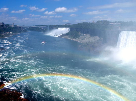 Im Hintergrund Brücke zur USA