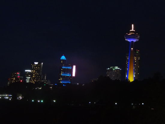 Nachts mit Beleuchtung