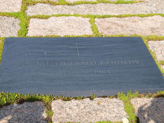 Grabstein von John F. Kennedy, daneben der von Jackie