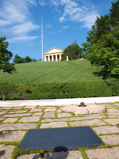 Der Friedhof hat eine Grundfläche von 24 Hektar. Das Haus im Hintergrund ließ der Enkel von George Washington erbauen.