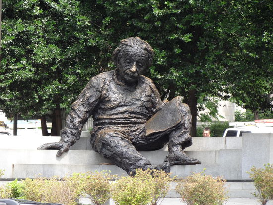 Diesmal streckt er die Zunge nicht raus