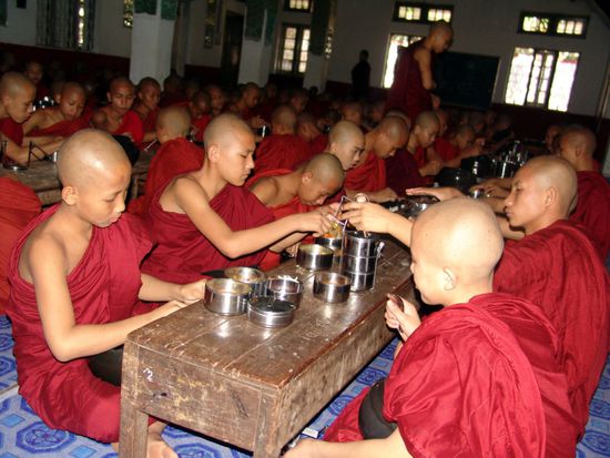 Mittagessen im Kalewa Kloster