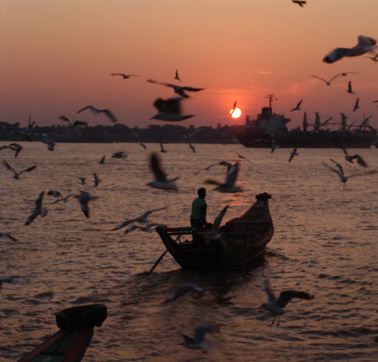 Sonnenuntergang am Hafen von Yangon