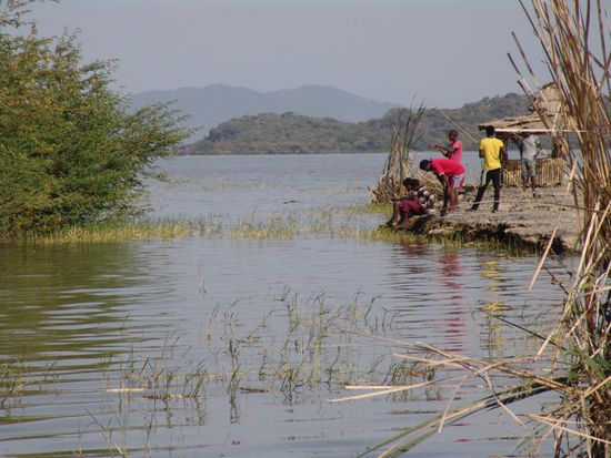 Am Zeway-See gibt es Mittagessen und wir machen gleich Bekanntschaft mit  Injera. Auf einem Verdauungsspaziergang zum See, sehen wir viele Pelikane, Marabus und sonstige Vögel.
Im Haile Hotel in Shashemene übernachten wir. Endlich können wir uns zum Schlafen hinlegen! Wir können fast nicht glauben, dass wir innert 24 Std. von Europa  im tiefen Afrika sind.