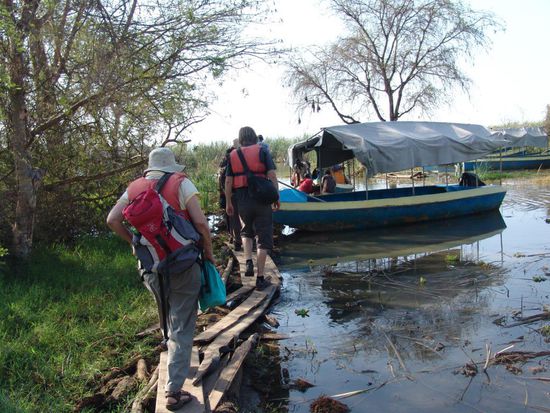 Nach dem Frühstück fahren wir zum Bootssteg am Lake Chamo und besteigen ein kleines Fischerboot, welches uns während 1 Std. Fahrt über den See ans andere Ufer und damit in den Nechisar-Nationalpark (500 qkm) bringt. Hier beginnen wir unsere Wanderung in Begleitung eines bewaffneten Führers, welcher uns  zu einem Aussichtspunkt führt. Unterwegs beobachten wir Zebras und Antilopen. Am Aussichtspunkt angekommen geniessen wir den Weitblick über den Park.