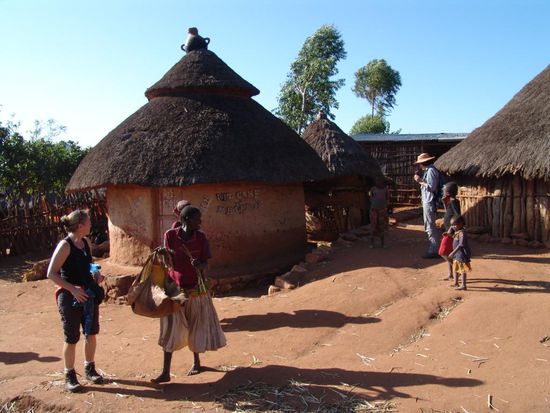 Wir verlassen Konso und fahren zum Dorf Geseryo. In der Nähe gibt es in einer normalerweise trockenen Schlucht eine "steinerne Stadt" aus bizarren, spitzen Felsen, die von der Bevölkerung "New York" genannt wird. Uns erinnert die Schlucht an den Bryce Canyon in USA, in Miniausgabe!