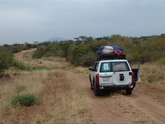 Mit gemischten Gefühlen werden wir am nächsten Morgen in ein Mursi-Dorf gefahren. Das Fotografieren macht auf diese Weise nicht sonderlich Spass, da die ausgewählten Frauen wie Modells dastehen und dadurch die Natürlichkeit verloren geht. Aber wir sind nun mal hierher gereist und machen trotzdem Fotos.