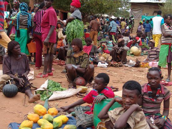 Auf der Rückfahrt nach Turmi machen wir Halt in Key Afar und besuchen den Markt, welcher von mindestens vier Volksgruppen besucht wird. Hier können wir ungehindert durch den Markt schlendern und fotografieren.