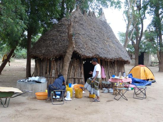 In Turmi befindet sich der Campingplatz unter grossen Mangobäumen und der ganze Boden ist übersät mit heruntergefallenen Mangos. Für Mango Liebhaber ein richtiges Schlaraffenland!