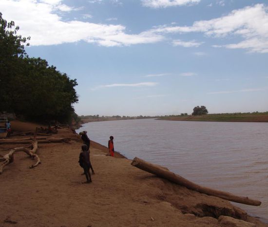 Wir brechen früh auf, denn wir wollen heute auf Schotterstrasse nach Omorate  direkt an den Ufern des Omos. Aufgrund der exponierten geopolitischen Situation im Grenzgebiet zwischen Äthiopien, Kenia und dem Sudan, aber auch aus humanitären Gründen war es immer nötig, in dieser ökologisch und politisch fragilen Gegend den Nomaden der Region, die durch Tierseuchen viele ihrer Tiere verloren haben, Hilfe zukommen zu lassen. Hinzu kamen Dürreperioden, die auch noch die landwirtschaftlichen Bemühungen der Bevölkerung zunichtemachten. Die Nahrungsmittelhilfe hat natürlich zur Folge, dass sich ehemalige Hilfeempfänge in Omorate ansiedeln und zum Teil nicht landwirtschaftlichen Tätigkeiten nachgehen.  
Die lokale Bevölkerung überquert den Omo mit riesigen, bis zu 8 m langen und etwa 1 m breiten Einbäumen. Auch wir lassen uns auf diese Weise ans andere Ufer bringen, denn wir wollen ein Dorf der Dessanech besuchen. Die Dessanech, sind für ihre kunstvollen Frisuren bekannt. Die Hütten sind von einem Zaun aus Dornengestrüpp umgeben und von leichter Bauweise. Die Männer sind für ihre Tonkappen und Schmucknarben bekannt.