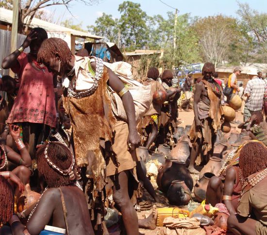 In Dimeka ist heute Markttag der Hamer. Die Frauen schmücken ihre Lederbekleidung mit Kaurimuscheln und frisieren das Haar mit Ocker. Auch die Männer frisieren das Haar sehr kunstvoll mit dem roten Lehm. Hunderte Hamer pilgern zum Markt und wir mischen uns unter das emsige Treiben
