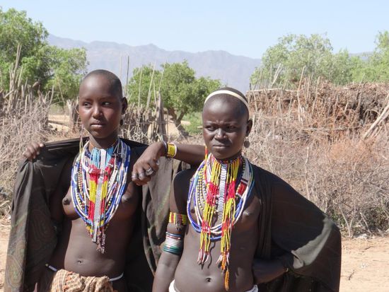 Ein langer Fahrtag liegt vor uns. In der Senke von Weyto erreichen wir die uns schon bekannte Strasse, die in die Konso-Berge führt. In den Dörfern der Erbore machen wir Halt und bestaunen den Halsschmuck, den sie selbst aus Glasperlen herstellen.