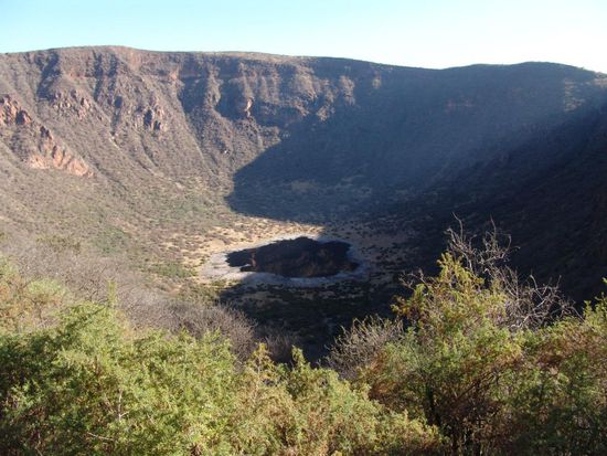 Um die kühleren Stunden zu nutzen, fahren wir schon früh von Yabello  zum Rand des El Sod-Krater. Sobald wir uns dem Ort Soda nähern, laufen die Kinder schon in Heerscharen auf uns zu und weisen den Weg. Dann, hinter dem Markt und der Moschee, bietet sich ein grandioses Schauspiel. Ein Krater mehrere hundert Meter tief tut sich auf, in dessen Mitte ein schlammiger See zu erkennen ist sowie Erdhaufen, so zumindest sieht es von oben aus. Wir steigen zirka 1 Std. zum See hinunter und sehen wie der stark salzhaltige Schlamm aus dem Kratersee geholt wird. Der Schlamm wird zum Trocknen aufgehäuft und mehrfach gewaschen, bis der Salzgehalt hoch genug und das Material als Viehsalz nutzbar ist und mit Eseln den steilen Weg nach oben ins Dorf transportiert wird. Beim Aufstieg über den steilen, staubigen Weg kommen wir recht ins Schwitzen, da mittlerweile die Sonne erbarmungslos auf uns nieder brennt.