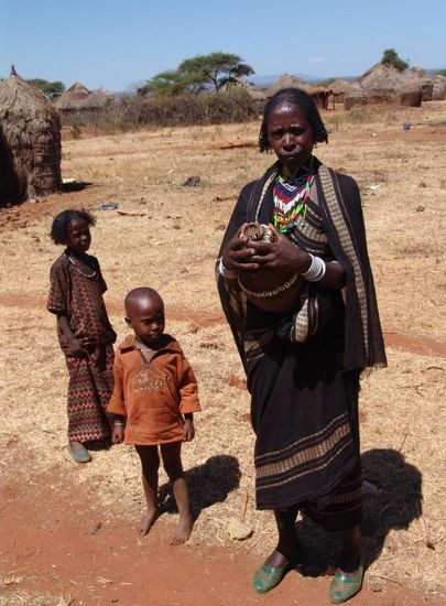 Auf der Weiterfahrt besuchen wir nochmals ein Dorf der Borana. Vom Fotostress erholen wir uns in einsamer Landschaft unter einem Baum, welcher spärlich Schatten spendet. Auch wird uns nochmals aufgezeigt, dass die Pisten und Strassen im Süden von Äthiopien nicht ungefährlich sind!