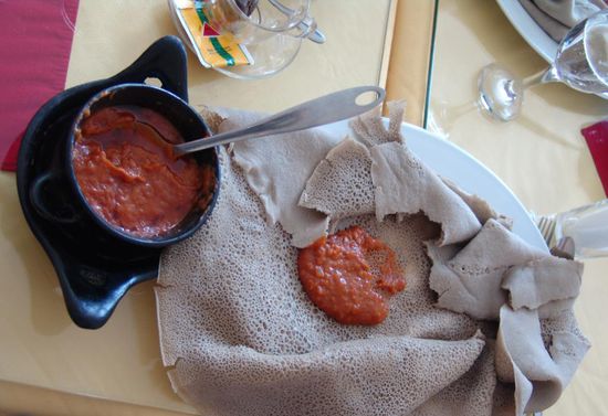 Von Yabello geht es nun nordwärts über Awassa, wo wir noch einen Abstecher frühmorgens zum Fischmarkt machen.
Am 14. Tag unserer Reise erreichen wir wieder Addis Abeba, wo wir in einem äthiopischen Restaurant bei Musik und Tanz das letzte gemeinsame Essen geniessen.