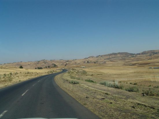 Links und rechts der Strasse arbeiten die Bauern auf den Feldern und wir können zusehen, wie mit Sicheln in mühsamer Arbeit das Getreide geschnitten wird.