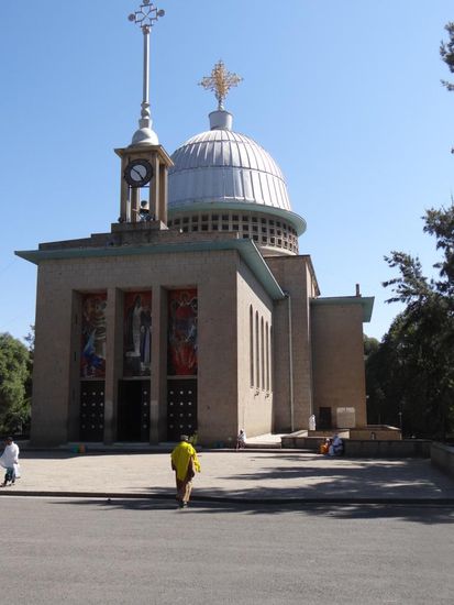 Nach etwa 100 km zweigt eine steile Strasse ab zum berühmten Kloster Debre Libanos, welches wir besuchen. Die achteckige Kirche mit der silbernen Kuppel und dem Kreuz auf einer Stange wurde erst in den fünfziger Jahren errichtet. Die alten Klostergebäude waren von den italienischen Besatzern 1937 niedergebrannt worden. Im Rahmen der Vergeltungsmassnahmen nach dem missglückten Attentat auf den italienischen Vizekönig am 19. Februar 1937. Als eine besondere Reliquie wird in Debre Libanos ein Stück vom Kreuz des Heiligen Tekle Haymanot in einem besonderen Gebäude aufbewahrt. Hier befindet sich auch das Grab des Heiligen.