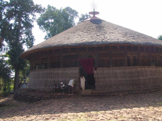 Wieder zurück in Bahir Dar buchen wir für den nächsten Tag ein kleines Boot für eine 5-stündige Fahrt auf dem Tana-See.
Der 5 km nördlich von Bahar Dar gelegene Tanasee ist der höchstgelegene See Afrikas und die Quelle des Blauen Nil. Dieser Nebenfluss des eigentlichen weissen Nil ist 1'783 km lang und mündet bei Khartum in den Hauptstrom. Unterwegs auf dem See treffen wir viele der traditionellen Papyrusboote an, die den Einheimischen seit ewigen Zeiten als Transportmittel dienen. Zahlreiche Klöster befinden sich auf den vielen kleinen Inseln des Sees und diese sind heute unser eigentliches Ausflugsziel. Die Kirchen der Inselklöster sind Rundkirchen mit Strohdach und manche stammen aus dem 12. Jahrhundert.