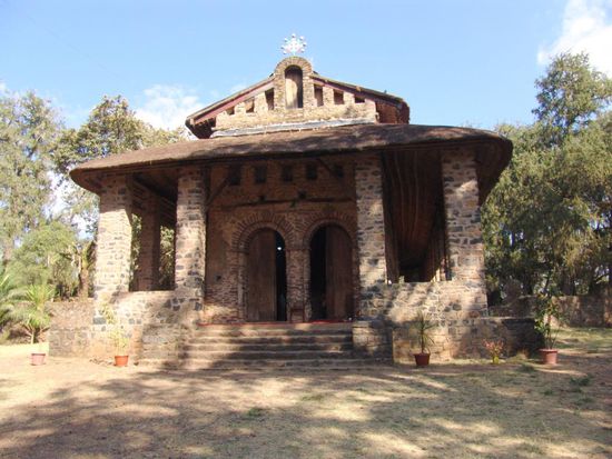 Mitten in der Stadt steht eine der schönsten Kirchen Äthiopiens, Debre Birhan Selassie (1706) mit dem berühmten Deckengemälde aus Reihen geflügelter Engelsköpfe und Kreuzornamenten. Die Wandmalereien zählen zu den wunderbarsten der Ikonographie Äthiopiens.