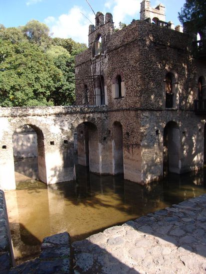 Etwas ausserhalb der Stadt befindet sich ein kleines Wasserschloss, das ehemalige Bad des Fasiledes (1632-1667). Der eigenartige Bau steht inmitten eines mit grossen Bäumen bewachsenen Gartens, der von einer starken Mauer umgeben ist. Innerhalb der Mauer befindet sich ein Bassin (70 x 40 m), in dem wiederum das Schloss auf Stützpfeilern errichtet ist.