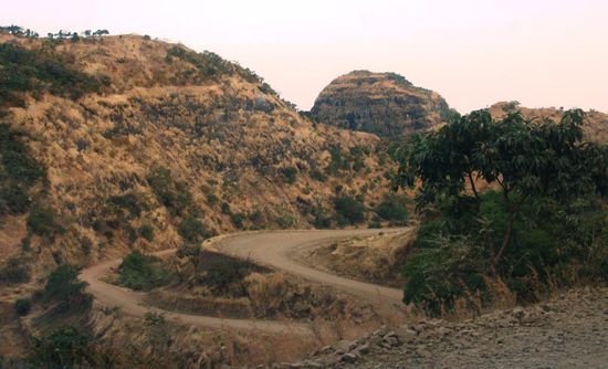 Zur  Weiterfahrt von Debark nach Axum starten wir schon um 06.30 Uhr, da die Strecke zwischen Adi Arkay durch eine grandiose Landschaft führt und über lange Strecken Baustellen aufweist. Bei der Fahrt entlang der Hänge bleibt uns manchmal fast die Luft weg, wenn wir in die Tiefe schauen! Da die Strecke grösstenteils nicht asphaltiert ist, fahren wir fast immer in einer grossen Staubwolke. Nach der kurvenreichen Fahrt kommen wir müde und schmutzig in Axum an und unser Chauffeur hat sich eine Ruhezeit verdient.