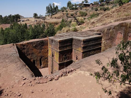 Die elf weltberühmten Kirchen aus dem 12. Und 13. Jh. sind für viele das achte Weltwunder. Wahrscheinlich wurde insgesamt 100 Jahre an der Anlage gebaut. Seit 1978 gehört sie zum Weltkulturerbe. Es handelt sich überwiegend um Gruft- und Grottenkirchen (also nur teilweise aus dem Tuffstein herausgearbeitete Gebäude) sowie vier monolithische Kirchen, die nur noch durch den Sockel mit dem Fels verbunden sind. Fenster, Türen, Reliefs und Säulen wurden aus dem Steingeschnitten, der Innenraum ausgehöhlt, die bunten Wandgemälde wurden wohl später angebracht. Juwel der Anlage ist die einzeln liegende Georgs-Kirche in Kreuzform, die mehrere Stockwerke tief in den Fels gemeisselt ist. Bet Medhane Alem ist die grösste monolithische Kirche der Welt. All diese Kirchen sind nicht nur Denkmäler, sondern auch heute noch Andachtsräume eine uralten und noch immer tief empfundenen Glaubens.