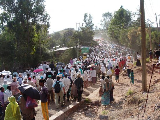 Da wir am 18.01. in Lalibela eintreffen nehmen wir am Abend am Timkat Fest teil, welches über 3 Tage gefeiert wird. Während diesem Fest wird an die Taufe Jesu Christi durch Johannes dem Täufer im Jordan erinnert. Am ersten Tag tragen die Priester in einer feierlichen Prozession eine Kopie der Bundeslade aus den Kirchen zu einem Festplatz, wo die so genannten Tabots über Nacht in einem Zelt aufbewahrt werden. Grosse Feuer werden entzündet und die Pilger feiern die ganze Nacht bei Kerzenlicht. Beim Festplatz befindet sich ein grosses Becken, welches mit Wasser gefüllt ist. Am Morgen wird das Wasser, das den Jordan Fluss symbolisiert, von den Priestern geweiht und der orthodoxe Patriarch ein goldenes Kreuz eintaucht und eine geweihte Kerze auf dem Altar ausgelöscht. Anschliessend versprengt der Patriarch das gesegnete Wasser auf die anwesenden gläubigen. Danach wird der Tabot in einer weiteren Prozession zu den jeweiligen Kirchen zurückgebracht. 
Das Timkat Fest wird noch immer wie es vor vielen Jahrhunderten Brauch war gefeiert. Am 19.01. sitzen wir schon morgens um 05.00 Uhr auf der Tribüne und sehen mit grosser Erwartung dem Treiben zu.