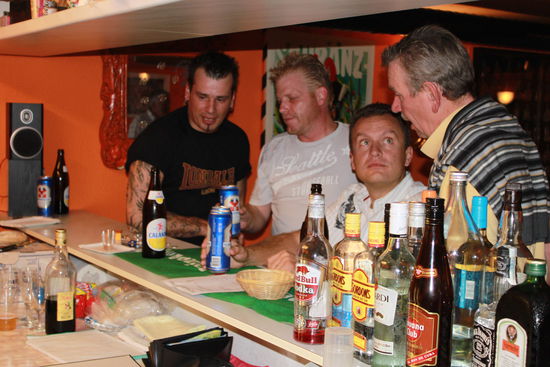 Ernste Diskussionen an der Bar gehörten auch dazu!