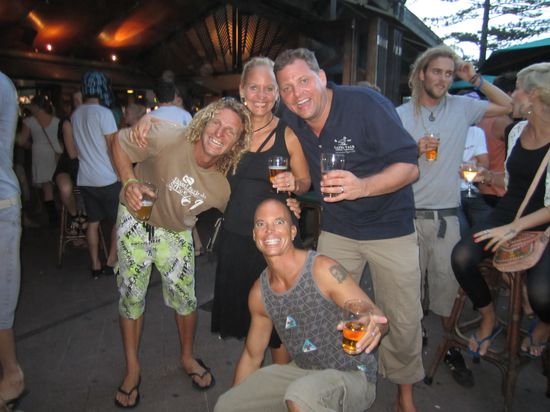 Sunday Afternoon  at " The Beach Hotel" in Byron Bay with the Surfcrew including  Dom Hänzi. Wie immer in Australien ist am Sonntag Nachmittag Live Music angesagt.  Full House