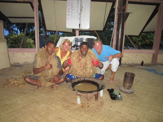 Nach der Kava Zeremonie konnten wir immer noch lachen.... die braune Bruehe haben wir getrunken.