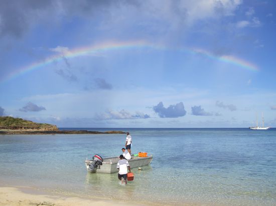 Ein Regenbogen in der Suedsee mit blauem Himmel. Gibt es denn so etwas?