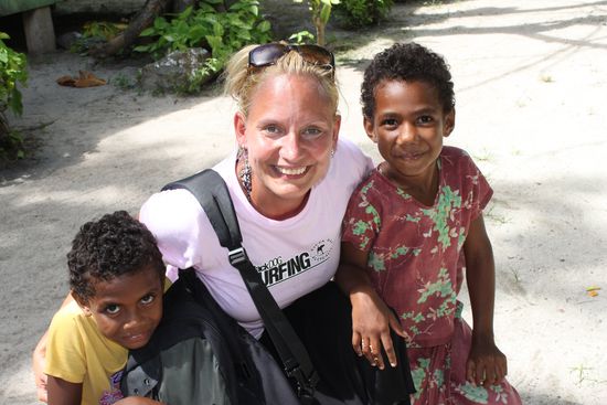 Mit einheimischen Kindern in einem Dorf  auf den Yasawa Inseln. 100km von der Hauptinsel entfernt.