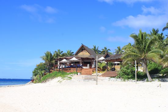 Haupteingang Matamanoa mit Restaurant und Liegedeck im Vordergrund.