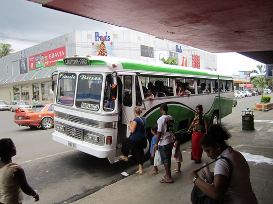 Mit diesem öffentlichen Bus fuhren wir in City Nadi.
