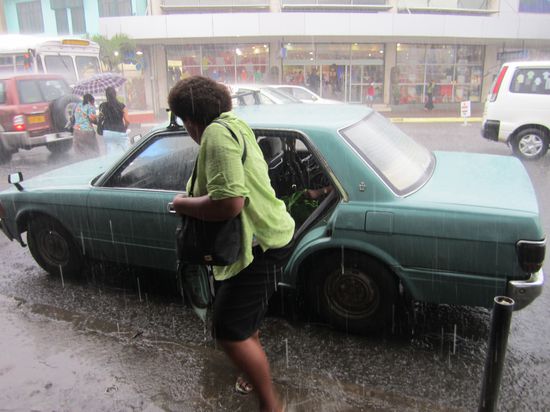 In Nadi hatten wir einen Wolkenbruch und nahmen dieses neue klimatisierte moderne Taxi........wir unterstützten unseren Fahrer indem wir für Ihne die angelaufenen Scheiben putzten...das Wasser stieg und stieg.