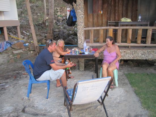 Vor dem Bungi von Irene direkt am Strand von Kae Bae.