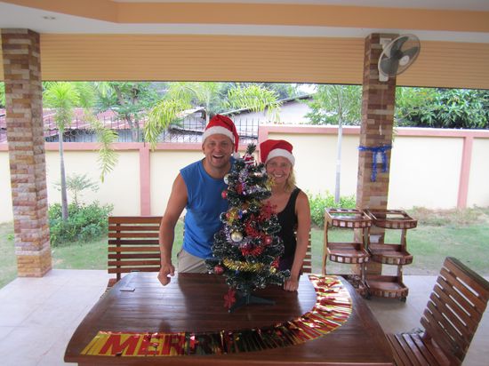 Unser geschmueckter Baum am x-mas day! Wir haben gemeinsam mit Jean-Pierre diesen Baum gekauft uind damit Aroon ueberrascht.