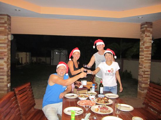 Am x-mas day gehoert ein guter Tropfen Rotwein und ein gutes Essen dazu (gemeinsam mit Aroon und Jean-Pierre).