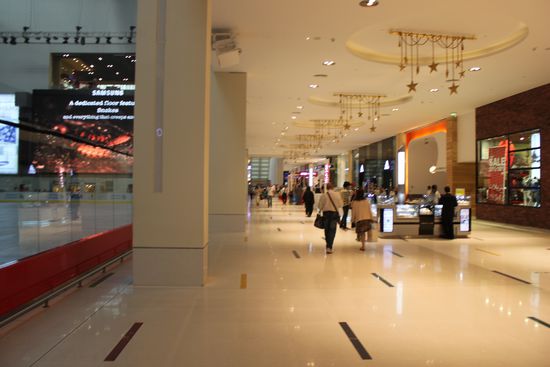 Im grössten Shopping Centre, zwischen all den Läden noch eine Eisbahn....!