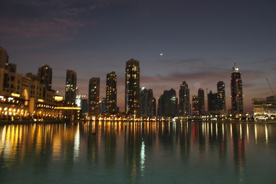 Vor dem grössten Einkaufszentrum wurde ein künstlicher See angelegt!