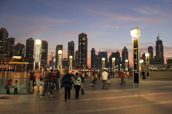 Skyline von Dubai vor dem grössten Einkaufszentrum der Welt