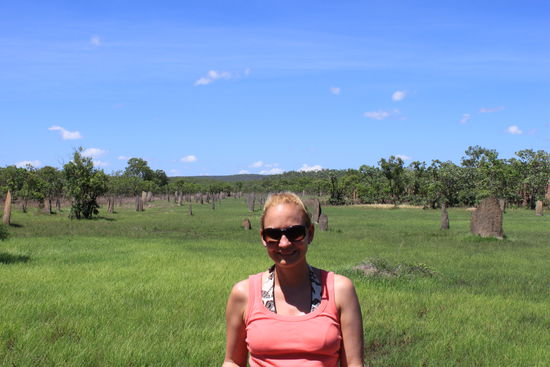 Im Lichtfield Park mit Termitenhügel im Hintergrund.