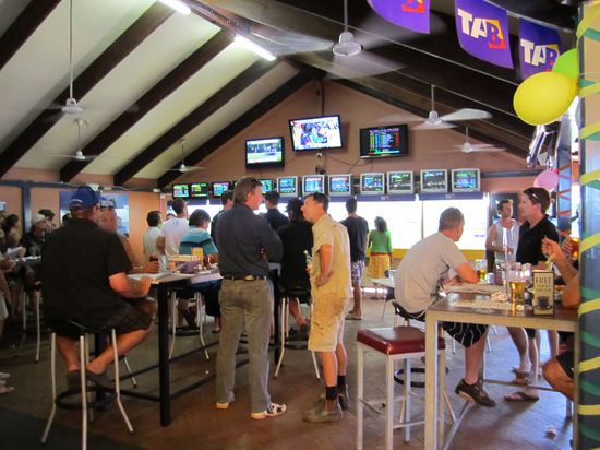 Wettbüro im Pub.....am Melbourne Cup Day um 10:00 morgens