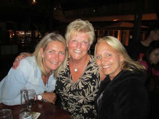 Unsere Dutchfreundinnen Sabine und Olga im DURTY NELLY Pub in Perth