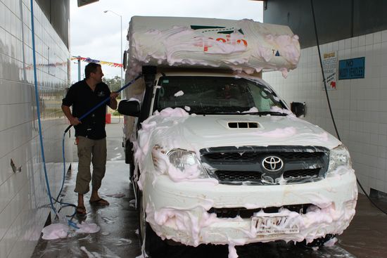 Vicky wird im  Self Car Wash sauber gemacht. Eine Schaum
party. Der 4WD Abschied naht
