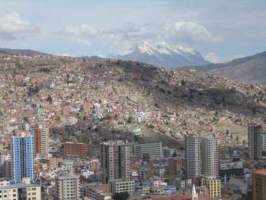 Hochhaeuser ohne Ende, Lehmhaeuser ohne Ende, Vulkan mit Ende auf ueber 6000m