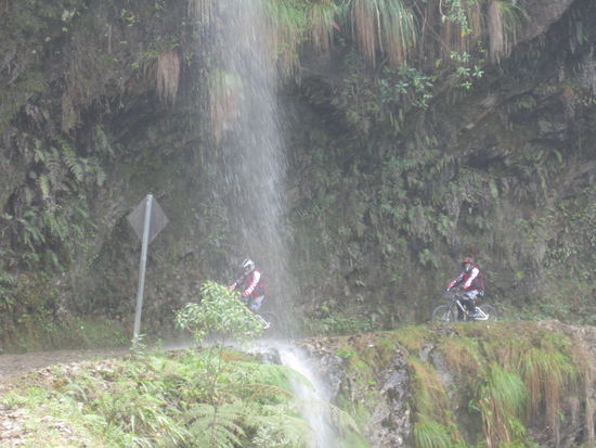 teilweise faehrt man durch kleine Wasserfaelle durch, gut das wir einen Helm bekommen haben!
