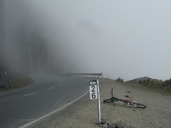 Spaetestens nach den ersten 50m weiss man, wie die Leute auf Death Road gekommen sind
