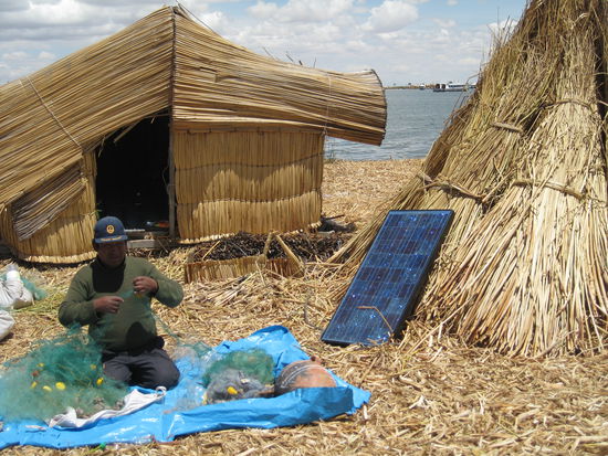 ganz entspannt am Fische sortieren, waehrend die High-Tech-Solaranlage ganz von alleine auflaedt, so gut ham die Leute es auf ihren Schilfinsell 
